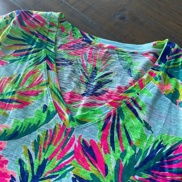 Lilly Pulitzer size XL short sleeve v neck top - Picture 2 of 8